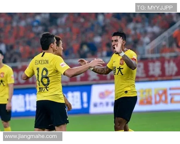 2017年鲁能与恒大巅峰对决回顾：激情四溢的足球盛宴与历史瞬间