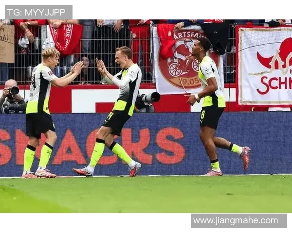 帕德博恩与法兰克福的激烈对决谁能在德甲赛场上笑到最后